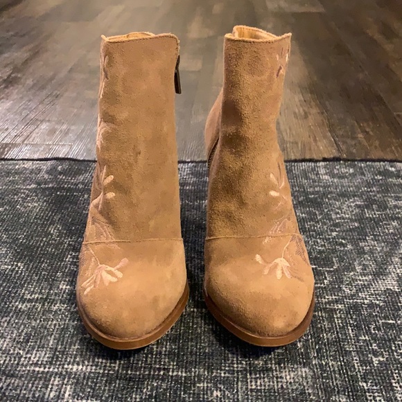 Embroidered heeled booties - Picture 1 of 4